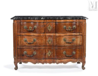une commode ancienne avec dessus en marbre