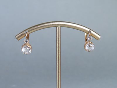 boucles d'oreilles plaquées or ornées de pendentifs en cristal transparent sur tige