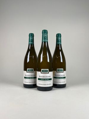 trois bouteilles de vin posées sur une table blanche