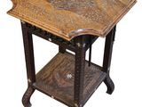 une image représentant une table en bois ornée de sculptures très détaillées