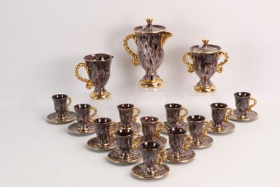 beaucoup de tasses et de soucoupes sur la table