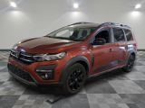 Un SUV rouge est garé dans une pièce dont le sol est en damier.