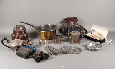 beaucoup d'objets en argent et en verre sur la table