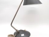 une image représentant une lampe de bureau munie d'un cordon d'alimentation