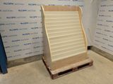 une vitrine en bois sur laquelle sont disposés de nombreux objets