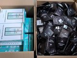 deux cartons contenant des appareils électroniques posés par terre