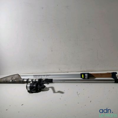 une photo représentant une canne à pêche et un moulinet posés sur une table