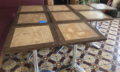 une table sur laquelle il y a beaucoup de bois