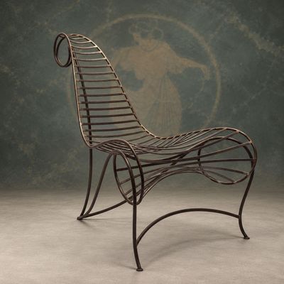 une chaise en métal posée sur un sol en béton