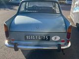 une voiture garée sur un parking, avec une remorque attelée derrière