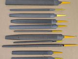 un ensemble de cinq types différents d'instruments chirurgicaux posés sur une surface marron