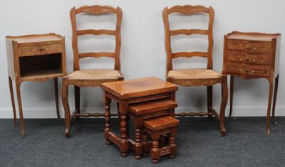 trois chaises en bois et une table dans une pièce aux murs blancs
