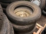une pile de pneus et une caisse de pneus posées sur une palette