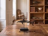 une sculpture représentant un requin posée sur une table dans un salon