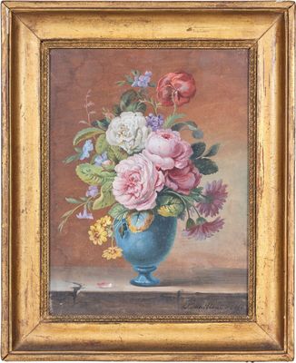 tableau représentant des fleurs dans un vase bleu posé sur une table, dans un cadre doré