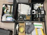 de nombreux objets dans la mallette posée par terre