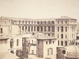 une vieille photo d'un grand bâtiment surmonté d'un dôme
