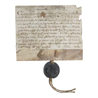 un vieux bout de papier auquel est collée une pièce de monnaie