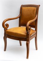 Une paire de fauteuils à accotoirs en volutes en acajou et p…