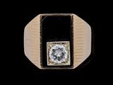 Gros plan sur une bague ornée d'un diamant
