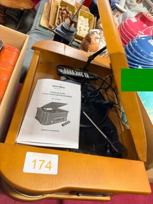 une table sur laquelle se trouvent un livre et un téléphone portable dans une boîte