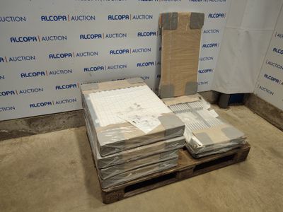 une palette remplie de livres et une pile de papiers