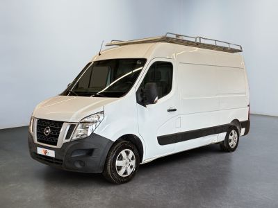 la photo d'une camionnette blanche garée dans une pièce