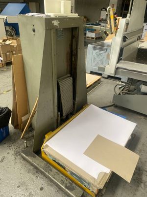 une photo d'une machine en train de travailler sur une feuille de papier