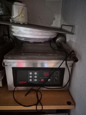 une photo d'un micro-ondes sur lequel est posé un saladier