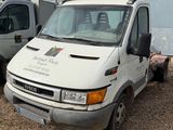 deux camions garés l'un à côté de l'autre dans un parking