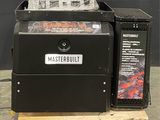 une grande machine noire posée sur une palette