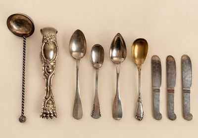 de nombreuses cuillères et des cuillères alignées sur une table