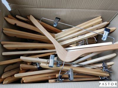 une boîte en carton remplie de cintres en bois et de pinces à linge