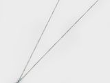 un collier en or blanc orné d'une topaze bleue et de diamants