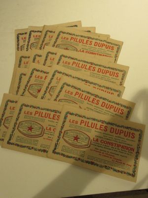 plusieurs vieux coupons français posés sur une table, à côté d'une paire de ciseaux