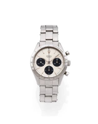 un gros plan d'une montre sur une surface blanche avec un fond blanc
