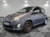 la photo d'une petite voiture bleue garée dans un garage