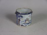 une tasse bleue et blanche posée sur une table