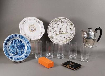 de nombreux types d'assiettes et de verres sur la table
