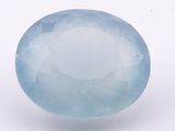 un gros plan d'une boule de quartz bleu posée sur une surface blanche