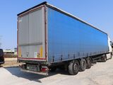 un camion garé sur le côté de la route