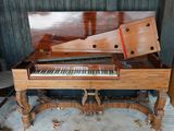 un piano posé sur une table