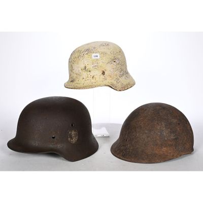 trois casques sont posés sur une surface blanche