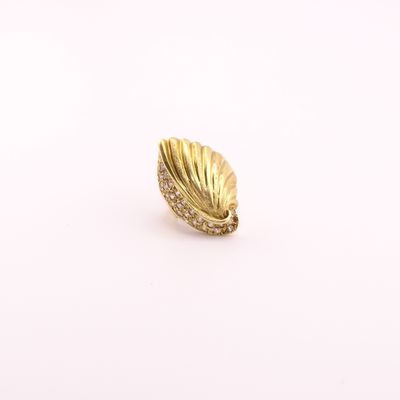 gros plan d'une bague en or sur fond blanc