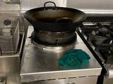 une poêle sur la cuisinière dans la cuisine