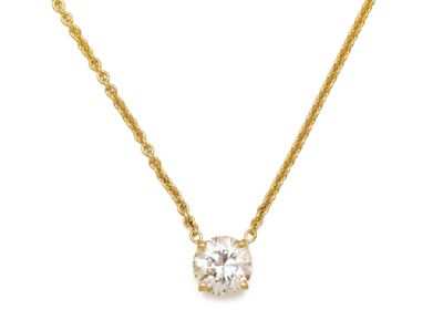un pendentif en diamant suspendu à une chaîne en or sur fond blanc
