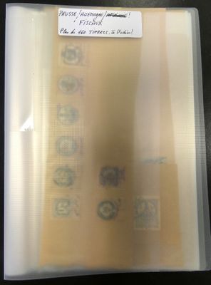 une image représentant un dossier contenant des timbres et une feuille de papier