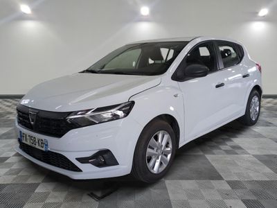 la voiture blanche est garée sur un sol en damier dans le garage