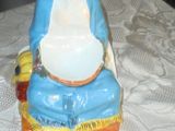 une figurine représentant un homme assis sur une table