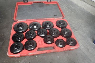 une valise rouge contenant tout un tas de roues noires
